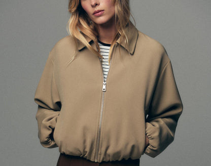 Jaqueta A Sentinela de Hawkins: Bomber Exclusiva TRAF - Atitude e Conforto Vintage.