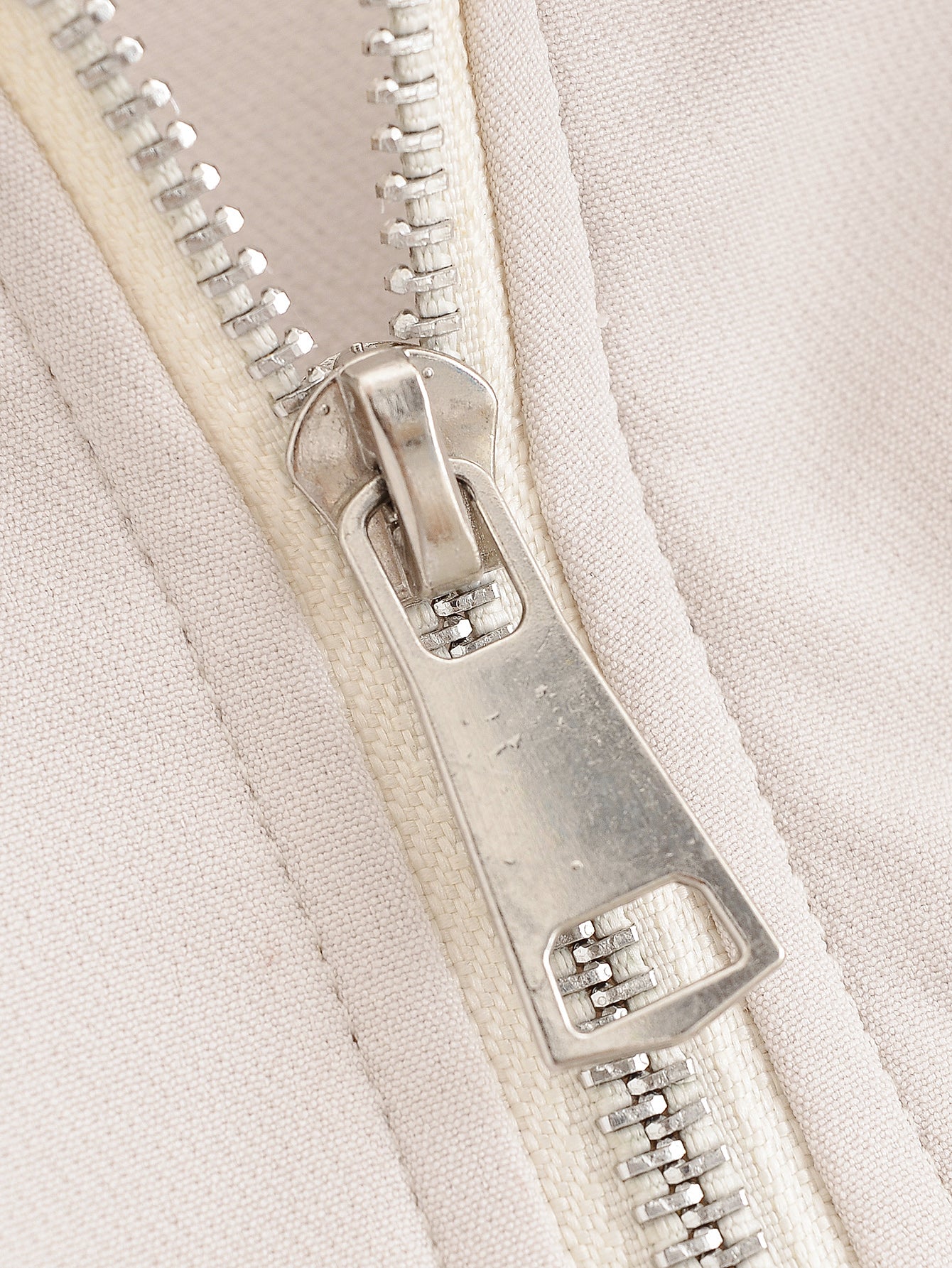 Jaqueta A Sentinela de Hawkins: Bomber Exclusiva TRAF - Atitude e Conforto Vintage.